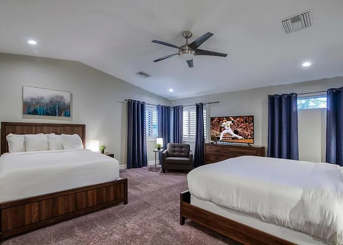 Private Pool Oasis With Hot Tub & Golf Simulator Scottsdale