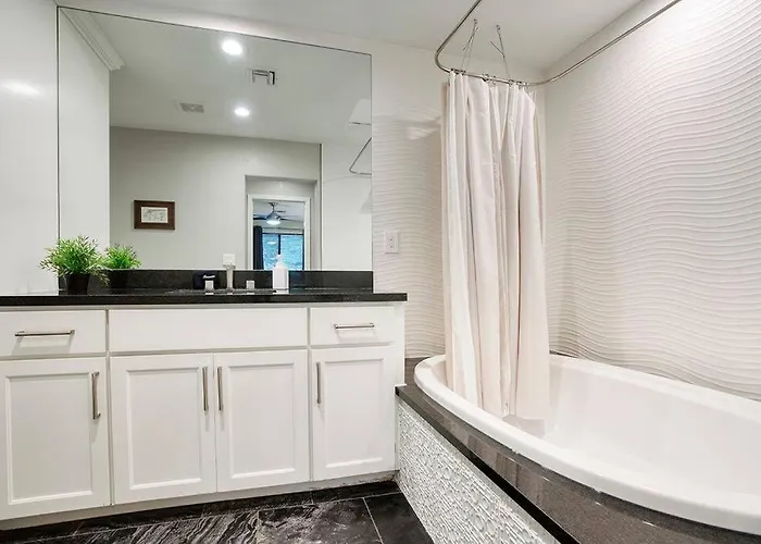 Private Pool Oasis With Hot Tub & Golf Simulator