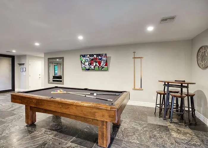Private Pool Oasis With Hot Tub & Golf Simulator
